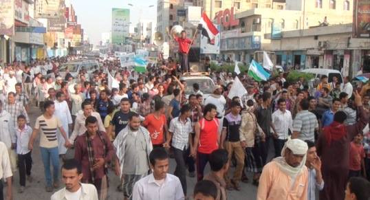 إصابة 5 أشخاص  واختطاف  3 آخرين في اعتداء لميليشيا الحوثي لمظاهرة مناهضة للانقلاب بـ الحديدة