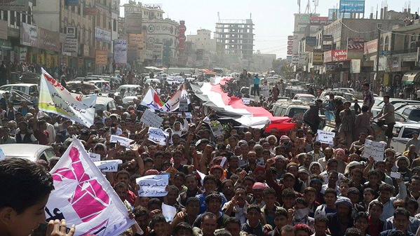 بالصور..مسيرة حاشدة لأبناء مدينة دمت رفضاً للانقلاب الحوثي