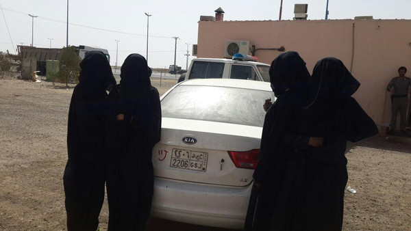 القبض على سعودي ومعه أربع يمنيات