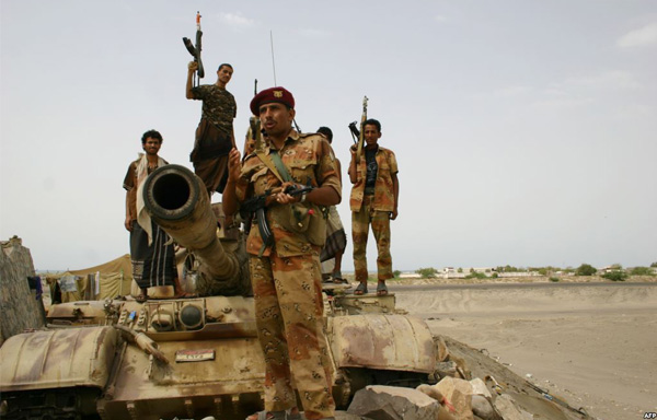 الجيش اليمني يخوض معارك عنيفة مع القاعدة في الجنوب والحوثيين في 