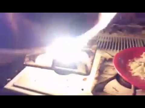 من عجائب الحرب السورية.. سوري يستخدم القنابل العنقودية لإعداد الطعام لأطفاله (فيديو)