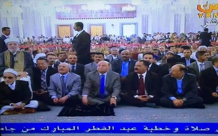 الرئيس هادي وصالح ومحسن والاحمر يؤدون صلاة العيد سوياً في جامع الصالح اليوم
