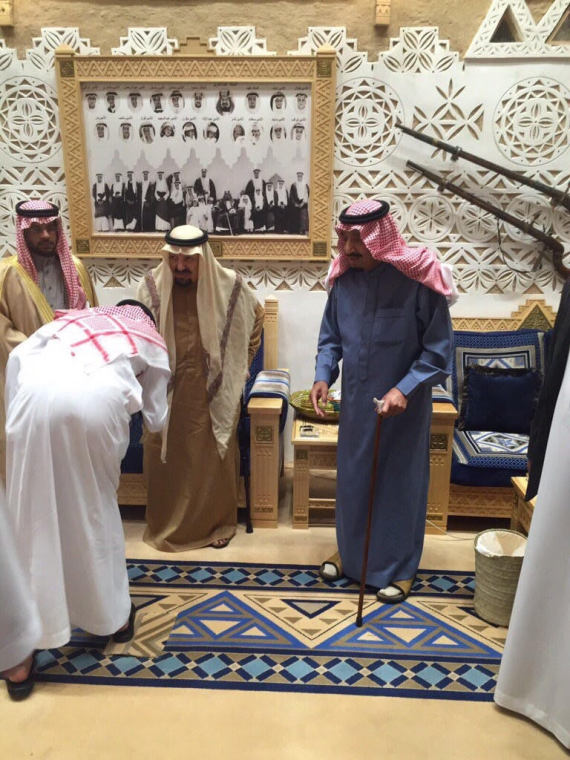 شاهد.. الملك سلمان يقبل يد شقيقه الأكبر الأمير عبد الرحمن بن عبد العزيز