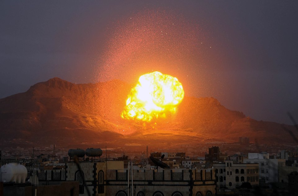 انفجار كبير في جبل نقم شرق صنعاء عقب غارة جوية لقوات التحالف على