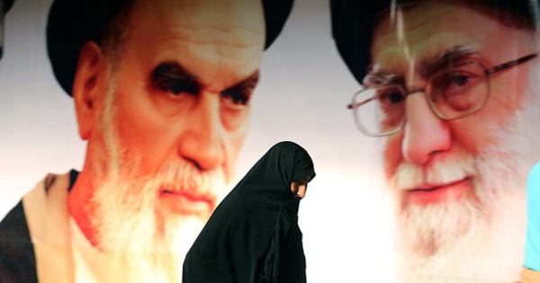 كيف يتحكم المرشد ورجاله في مفاصل الاقتصاد الإيراني وأمواله؟