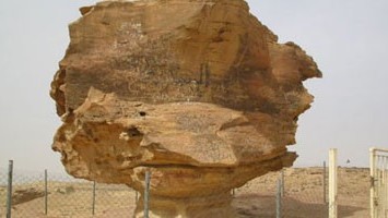 صخرة عنترة بن شداد فى الصحراء تجذب الزوار من دول الخليج