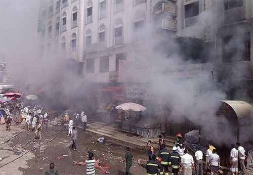 بالصور.. حريق هائل يلتهم عدة محلات تجارية في شارع التحرير بتعز وأنباء عن إصابات