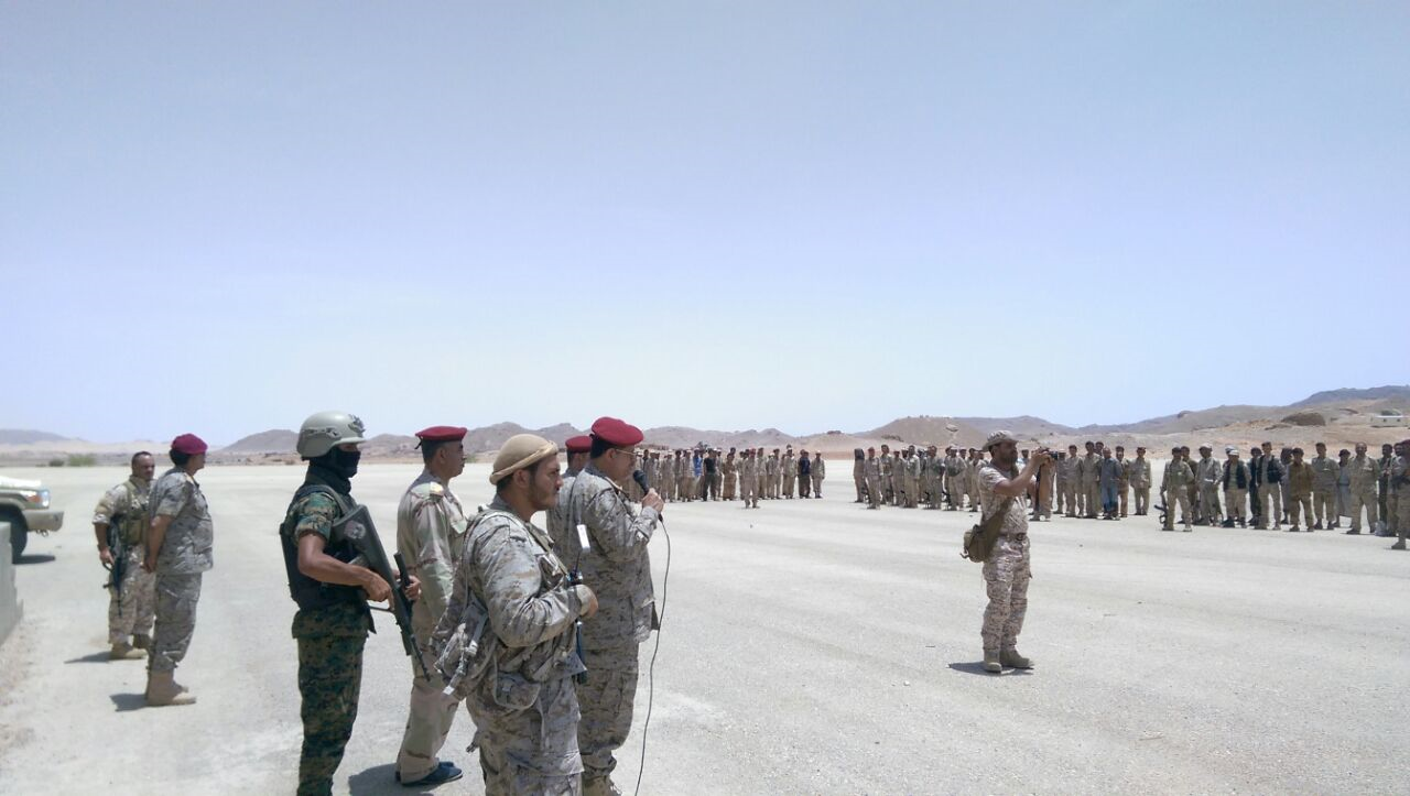 رئيس هيئة الأركان يوجه عدداً من الألوية العسكرية بـ«رفع درجة الاستعداد والجاهزية القتالية»