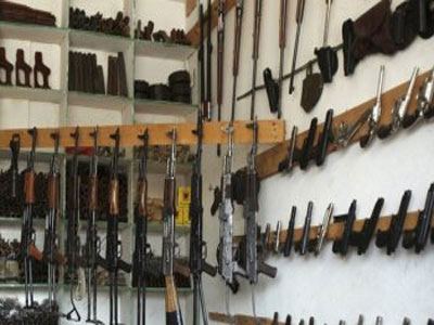 الأسلحة حلت مكان الاقلام في مدرسة شملان بشمال صنعاء