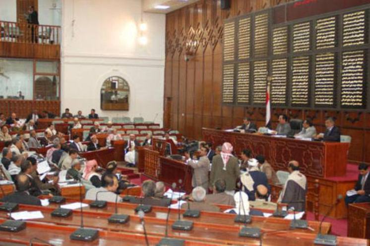 مجلس النواب يطالب بخروج الجماعات المسلحة من العاصمة والمحافظات وإعادة انتشار الجيش والأمن فيها