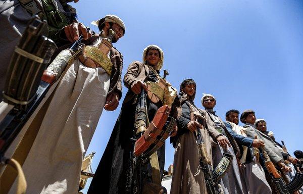 قيادة الحوثي تجبر مواطن على التنازل عن قضية مقتل نجله بنيران مشرف حوثي