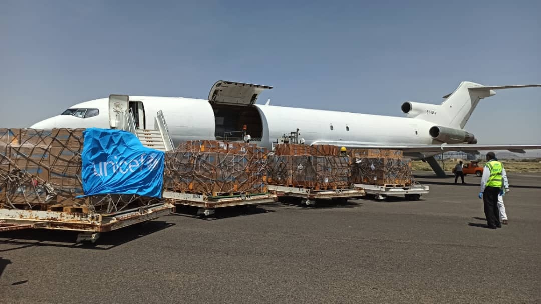 طائرة عملاقة تهبط في مطار صنعاء الدولي