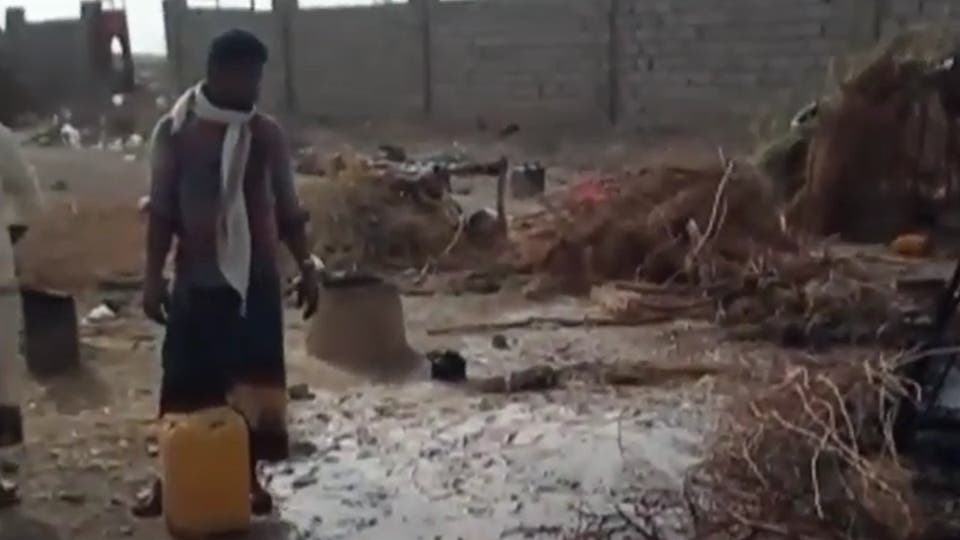 بالفيديو.. الحوثيون يحرقون منزلًا لأسرة نازحة في حيس 