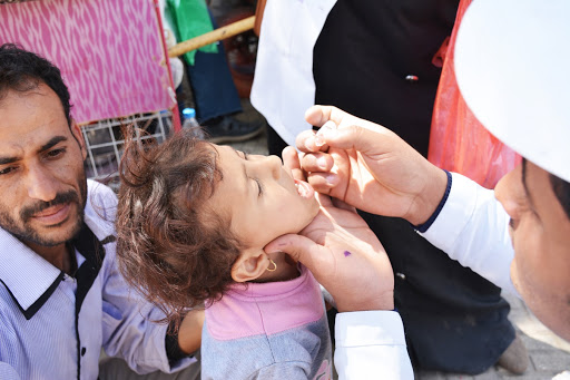 تحصين 23 ألف طفل يمني ضد الأمراض المعدية بدعم كويتي