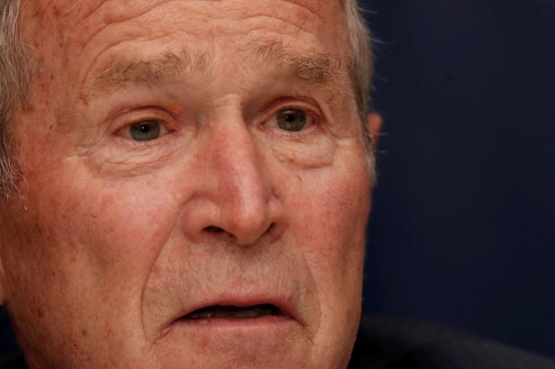 جورج بوش الابن: أصوات المحتجين يجب أن تلقى آذانا صاغية في أميركا