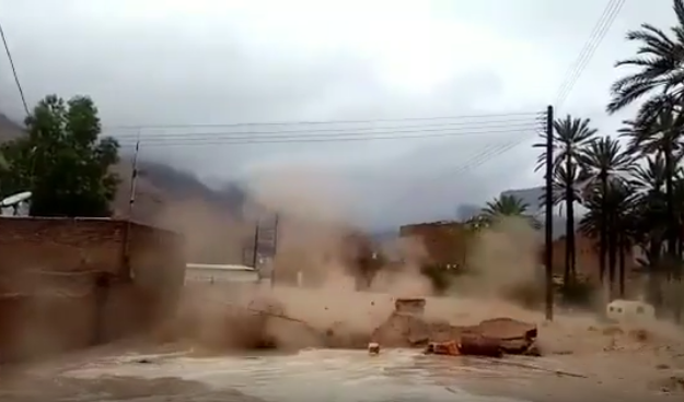 لحظة انهيار منزل في حضرموت جراء مياه السيول
