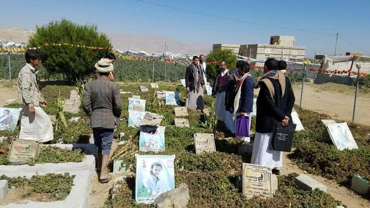 الحوثيون يمنعون دفن أقارب مقاتليهم في مقابر قتلاهم 