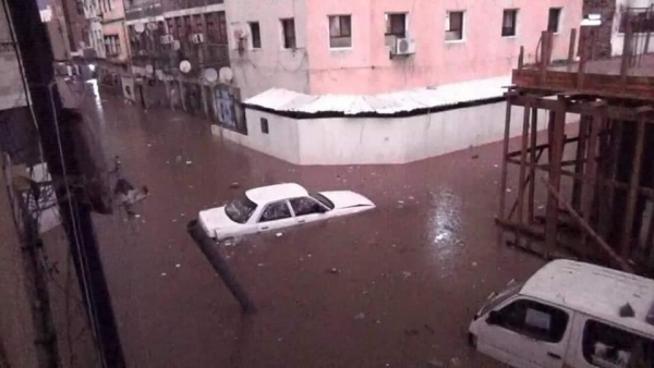صور تكشف جانب من الأضرار التي خلفتها سيول الأمطار في عدن(شاهد)