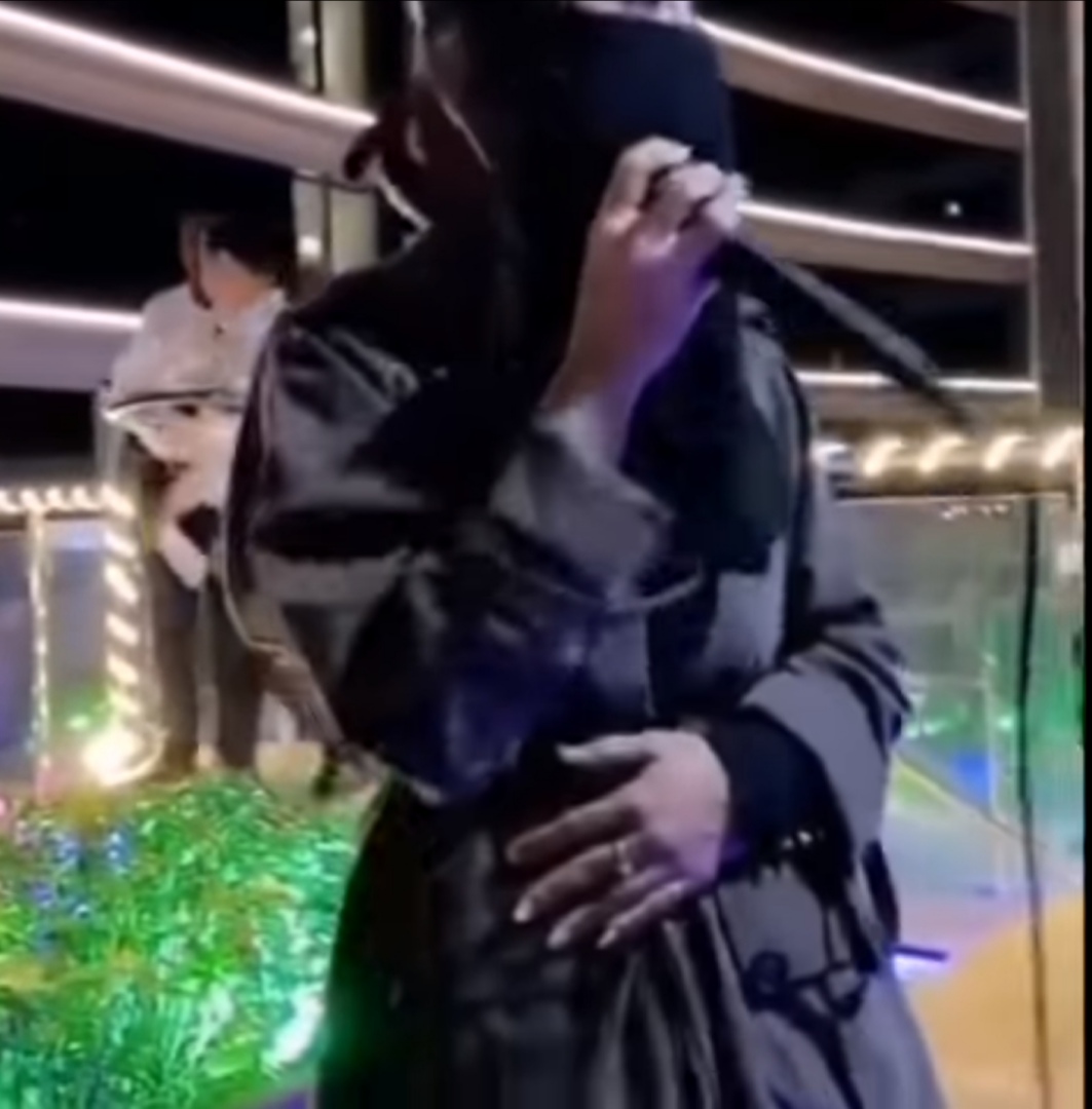 بالفيديو.. منقبة تثير جدلًا بعد غنائها في فندق سعودي