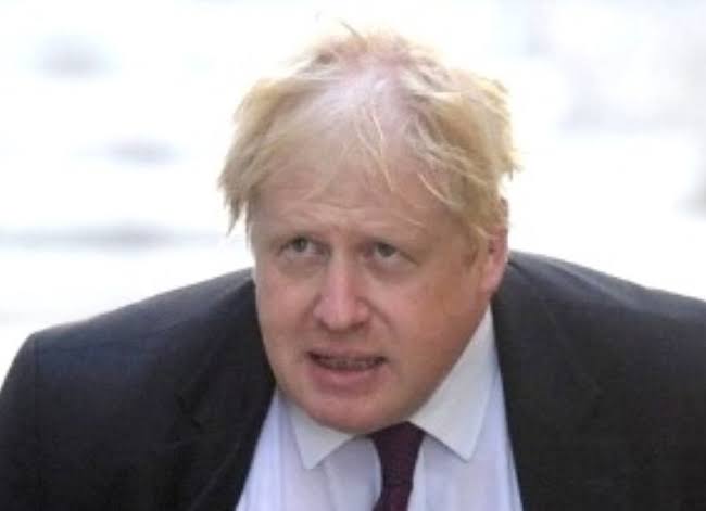رويترز: رئيس وزراء بريطانيا ينقل إلى المستشفى بعد عشرة أيام من إصابته بكورونا