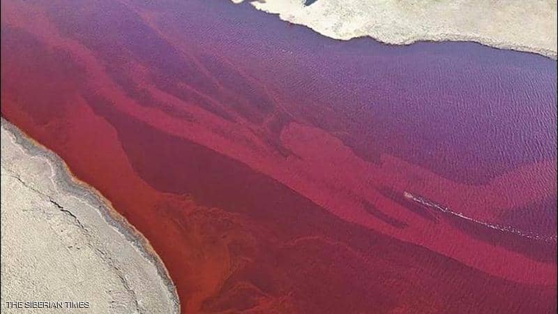 نهر روسي يتحول إلى لون الدم وبوتن يعلن حالة الطوارئ