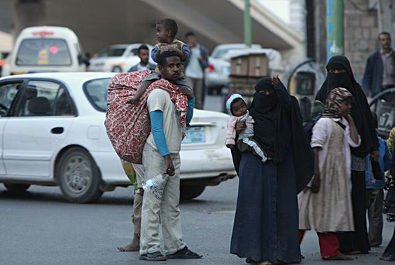 بينما نزحت عائلات كثيرة خارج صنعاء خوفاً من تفجر الوضع