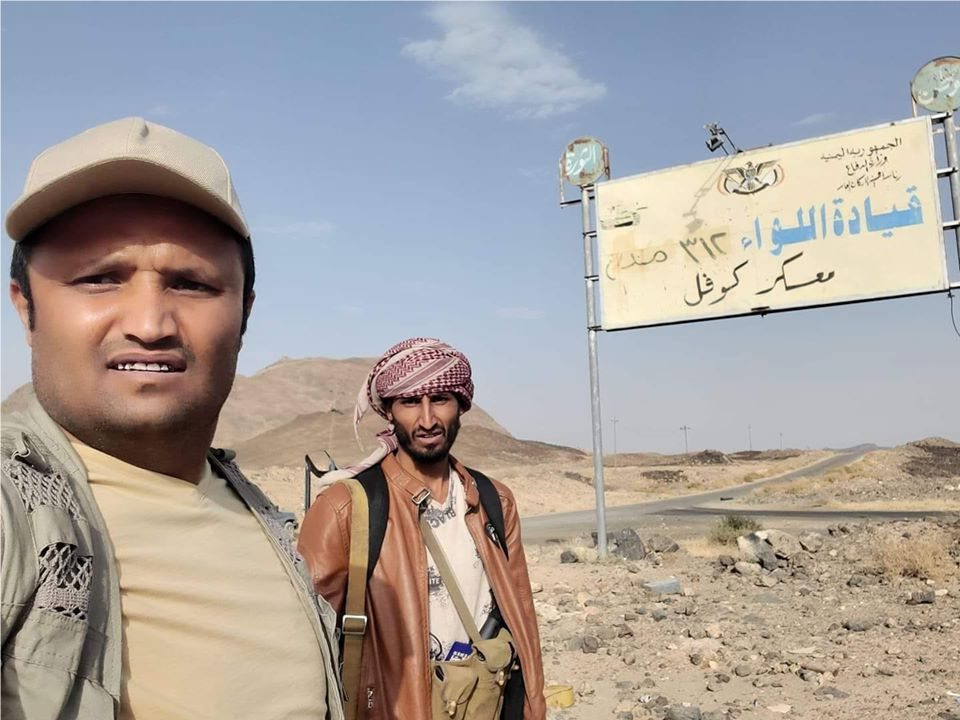 شاهد.. صحفي يمني يكشف حقيقة سيطرة الحوثي على معسكر كوفل بمأرب