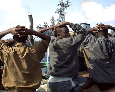 بعض من 19 قرصانا صوماليا يقتادون إلى سفينة فرنسية بعد اعتقالهم ا