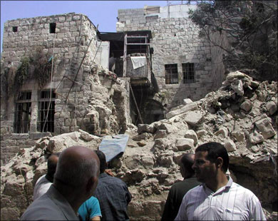 الإسرائيليون يهدمون بيوت الفلسطينيين في القدس لتهجيرهم