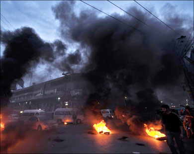 شيعة غاضبون أضرموا النار في السيارات والمتاجر