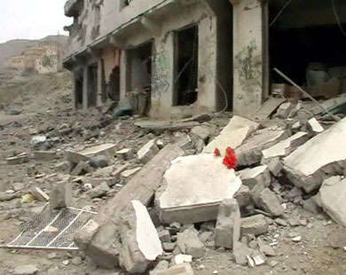 آثار القصف وفق صورة وزعها الحوثيون لموقع في منطقة حيدان 
