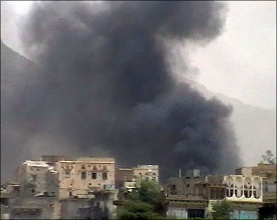آثار القصف في منطقة حيدان وفق صورة وزعها الحوثيون