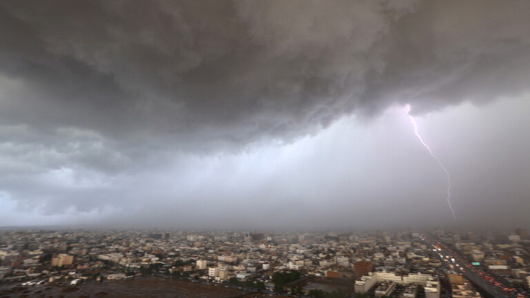 الأرصاد السعودية تحذر من وصول موجة الأمطار إلى ذروتها 