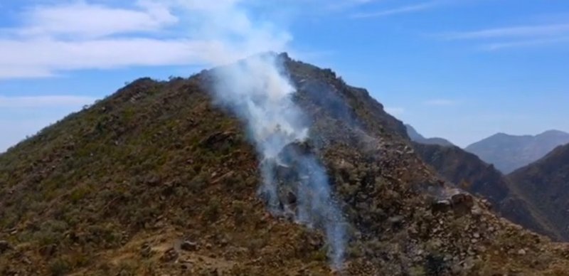 حرائق مجهولة تجتاح جبال جازان الحدودية مع اليمن (فيديو)