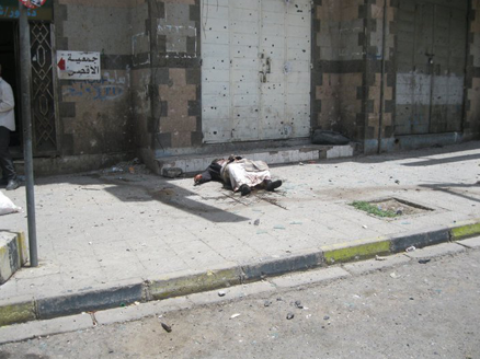 جثث ملقاة على قارعة الطريق في شوارع منطقة الحصبة بالعاصمة صنعاء