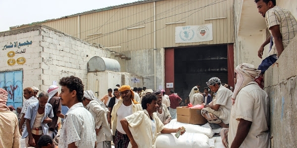 مسؤول أمريكي يحذر من وقف المساعدات في مناطق سيطرة الحوثيين 