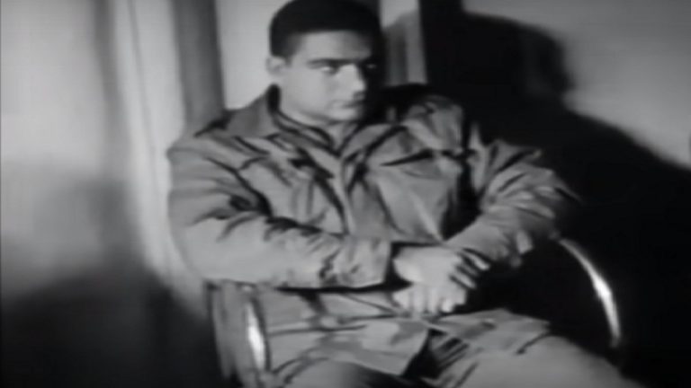 فيديو نادر.. لحظة أسر الطيار حسني مبارك في حرب الرمال