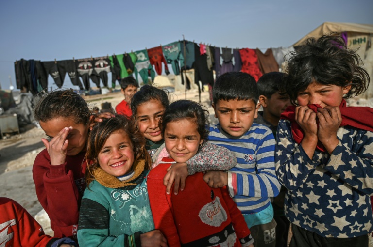 أطفال سوريون في مخيم للنازحين أقامته هيئة الإغاثة الإنسانية التر