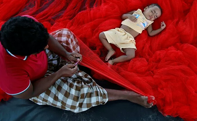 في مشهد يحبس الأنفاس..طفل يحاول إيقاظ أمه بعد وفاتها بسبب الجوع(فيديو)