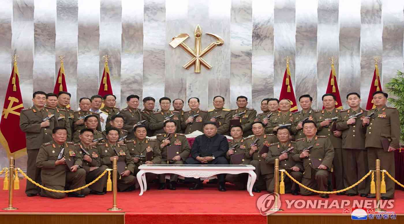 زعيم كوريا الشمالية يفاجئ ضباط الجيش بهذه الهدايا!