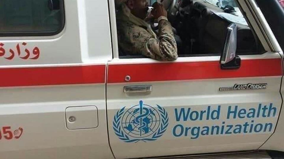 شاهد.. كيف يستخدم الحوثيون سيارات إسعاف الصحة العالمية