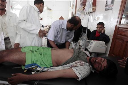 مصاب من رجال القبائل الموالين للشيخ صادق الاحمر يتلقى العلاج داخ