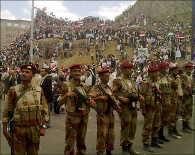 جنود من الفرقة الأولى مدرع في يوم الأحتفال بعيد الوحدة اليمنية 2