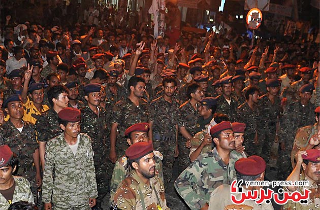الجنود المنضمين لثورة الشباب السلمية (أمس) في ساحة \