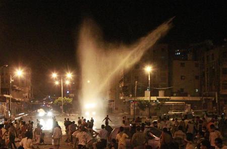 قوات الأمن تستخدم خراطيم المياه لتفريق محتجين مناهضين للحكومة في