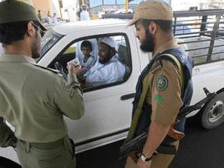الشرطة السعودية تقتل متشددا يشتبه بانتمائه للقاعدة وتعتقل آخر