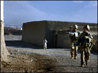 انتحاري يقتل 7 في افغانستان ..