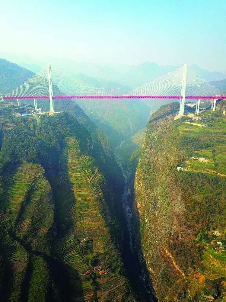 الصين تفتتح أعلى جسر في العالم