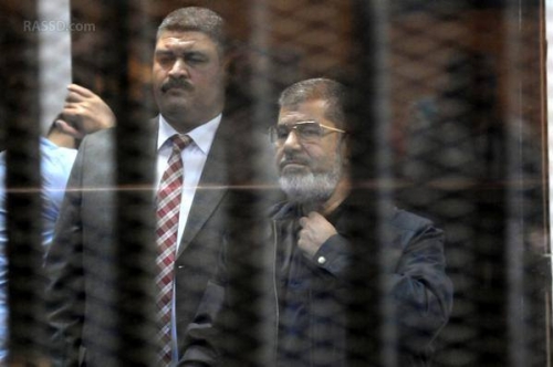 بالصور.. أسرار الرجل الذي يقف خلف الرئيس محمد مرسي