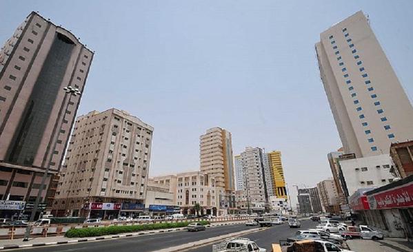 سقوط عامل يمني من الدور السابع لعمارة تحت الإنشاء بالعزيزية
